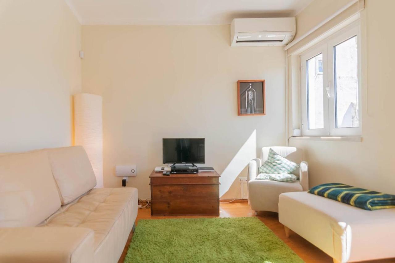 Apartment Cozy Two Bedroom In Santa Marinha Lissabon