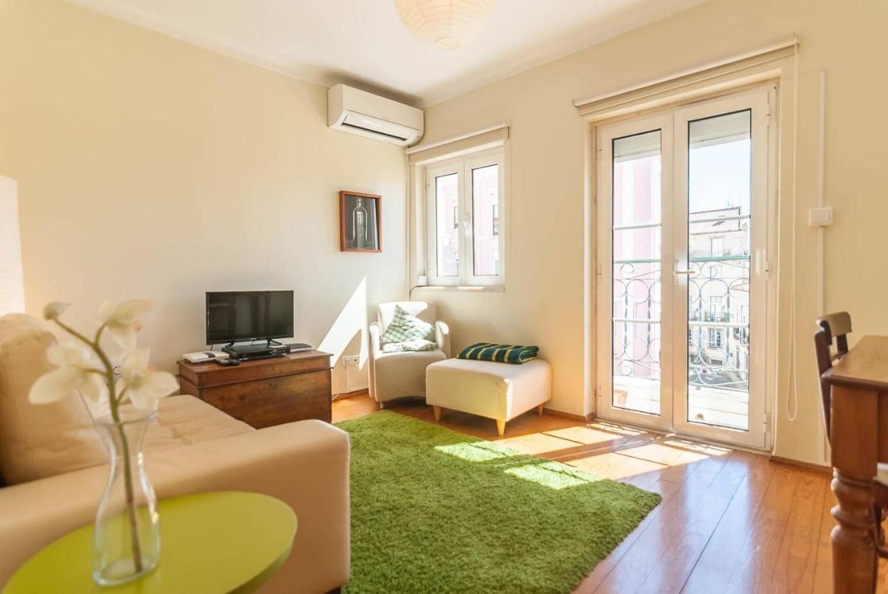 Apartment Cozy Two Bedroom In Santa Marinha Lissabon