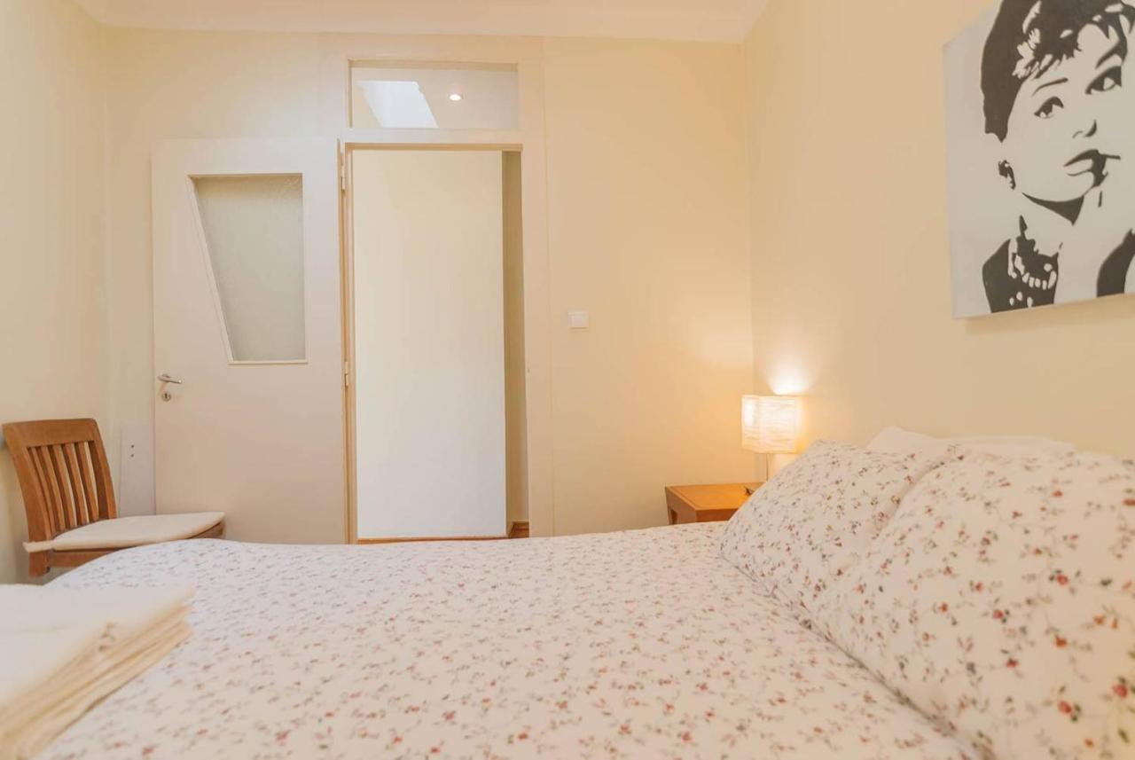 Cozy Two Bedroom In Santa Marinha Lissabon