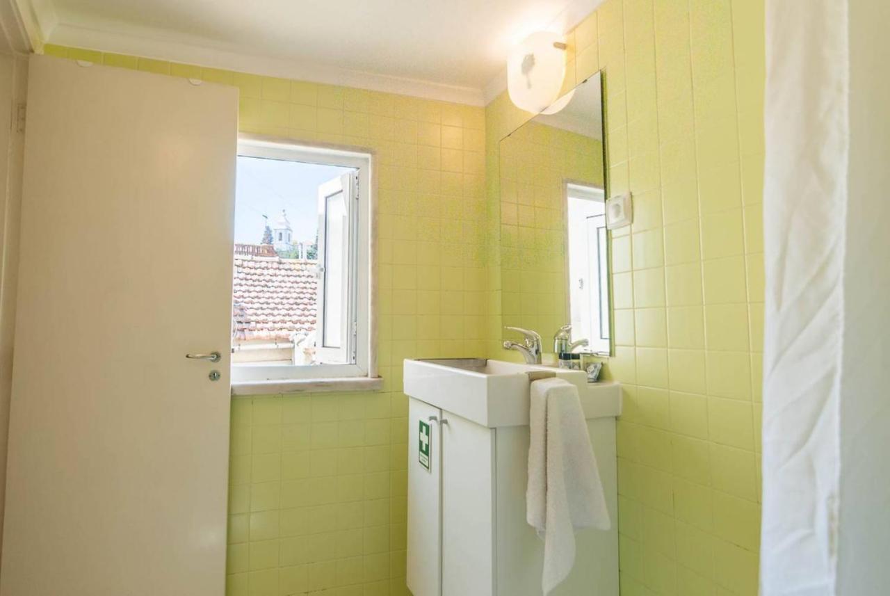 Apartment Cozy Two Bedroom In Santa Marinha Lissabon