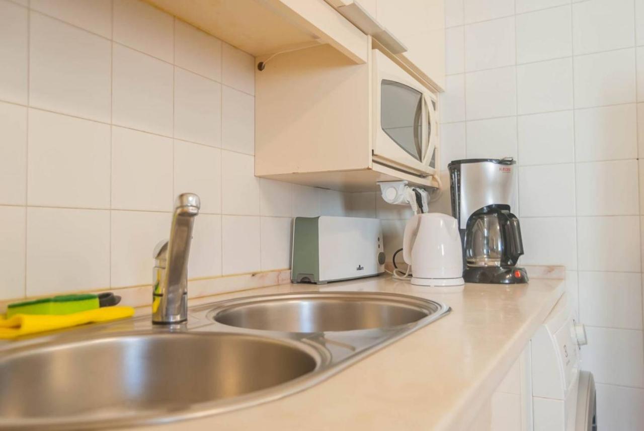 Cozy Two Bedroom In Santa Marinha Apartment Lissabon