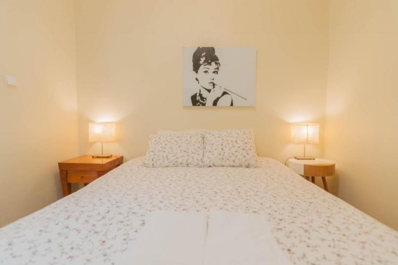 Cozy Two Bedroom In Santa Marinha Lissabon